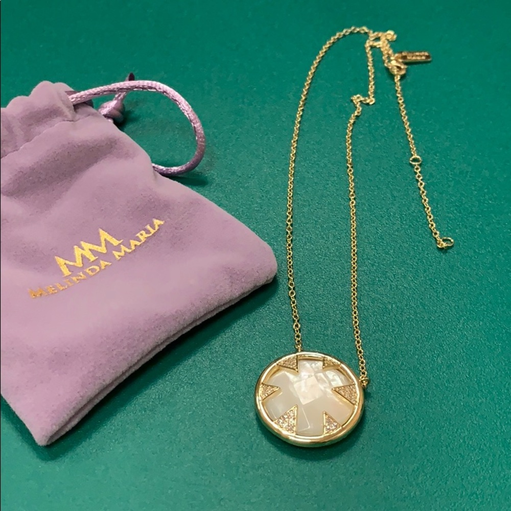 A pearlish white diamondette necklace